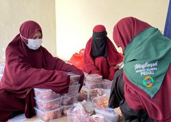 Muslimah Wahdah Bone Bagikan Ratusan Paket Daging Qurban dari 14 Sapi dan 10 Kambing untuk Masyarakat