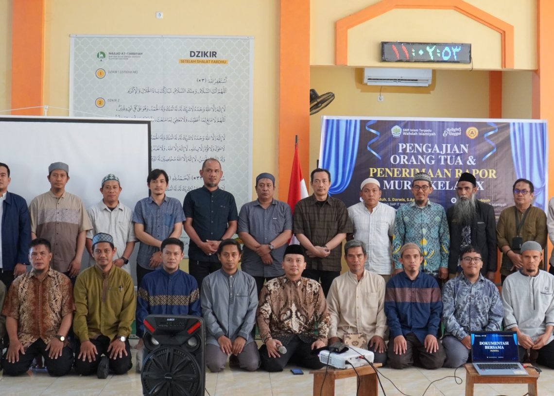 Pengajian Orang Tua dan Penyerahan Rapor Kelas IX SMP IT Wahdah Islamiyah, Kepsek Tekankan Pentingnya Ilmu dan Akhlak