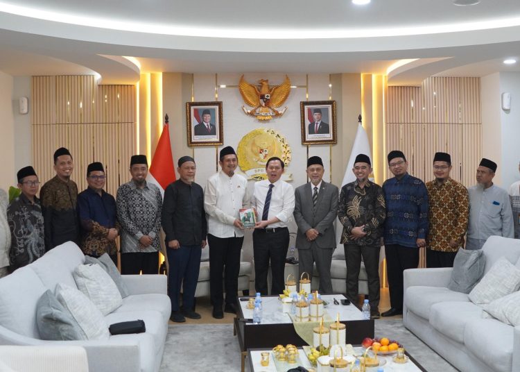 Jelang Muktamar V Wahdah Islamiyah: Ustadz Zaitun Rasmin Silaturahmi ke DPD RI, Bahas Kolaborasi Keumatan dan Kebangsaan