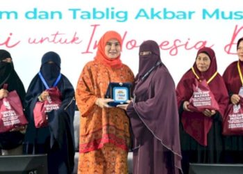 Wakil Wali Kota Makassar Serahkan Bantuan Pangan Gratis pada Rangkaian Muktamar V Wahdah Islamiyah