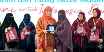 Wakil Wali Kota Makassar Serahkan Bantuan Pangan Gratis pada Rangkaian Muktamar V Wahdah Islamiyah