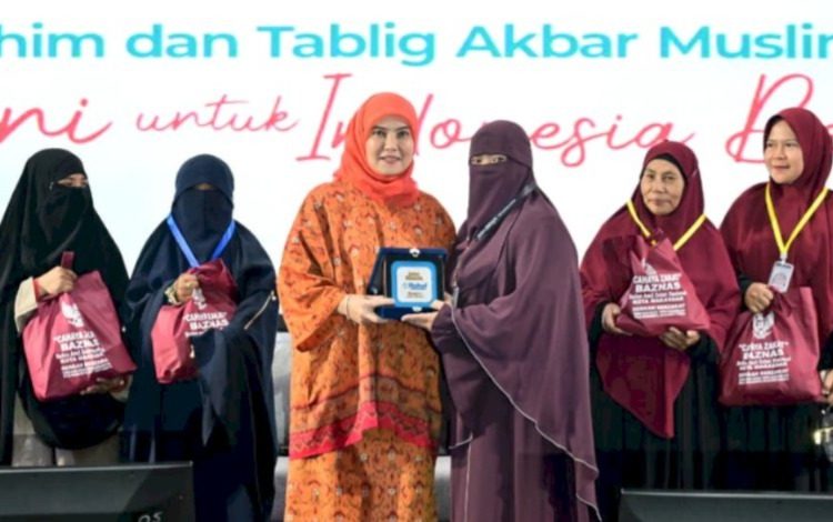 Wakil Wali Kota Makassar Serahkan Bantuan Pangan Gratis pada Rangkaian Muktamar V Wahdah Islamiyah