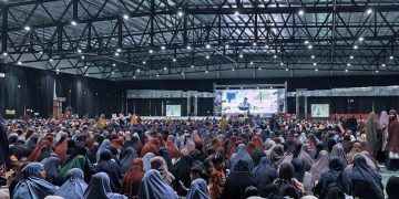 Salam Indonesia Muslimah Wahdah di Makassar Dihadiri 10 Ribu Peserta, Gaungkan Keluarga Harmoni Menuju Indonesia Berkah