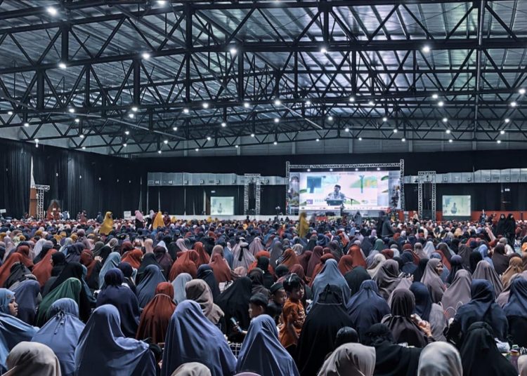 Salam Indonesia Muslimah Wahdah di Makassar Dihadiri 10 Ribu Peserta, Gaungkan Keluarga Harmoni Menuju Indonesia Berkah