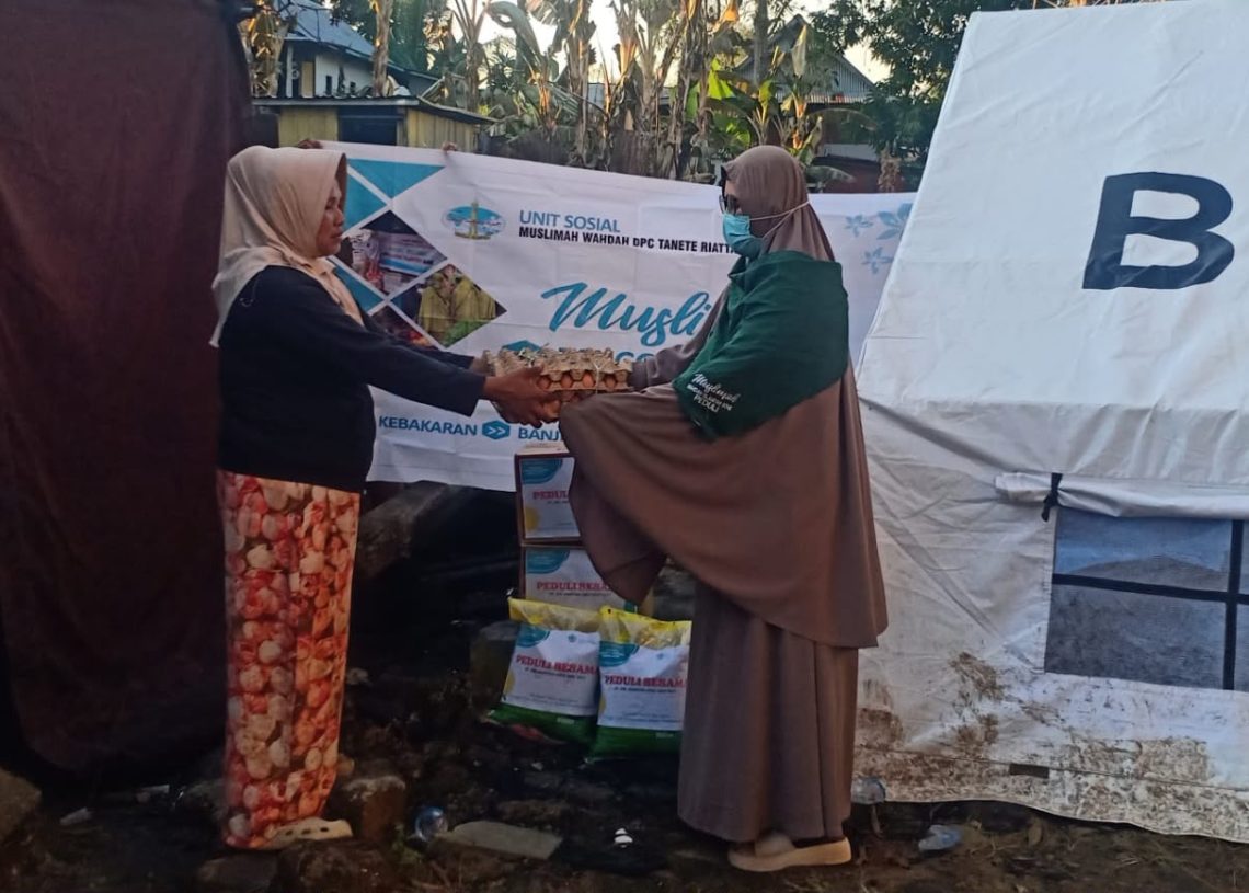 Muslimah Wahdah Peduli Salurkan Bantuan kepada Korban Kebakaran di Laccokkong