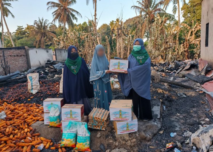 Muslimah Wahdah Peduli Salurkan Kepedulian kepada Korban Kebakaran di Awangpone