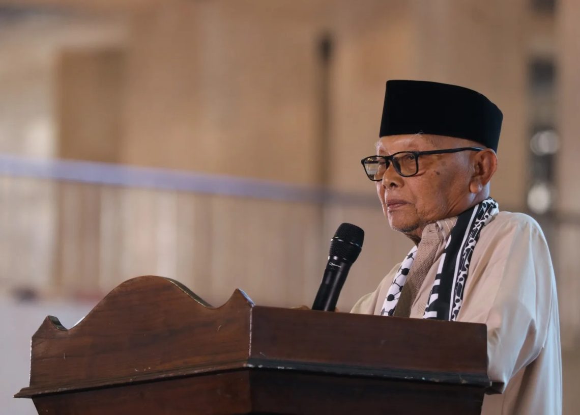 Ketum MUI Kiai Anwar Iskandar Apresiasi Pengukuhan Massal 10.000 Guru Qur’an Wahdah Islamiyah