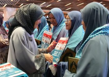 Aliyah Mustika Hadiri Pengukuhan 10.000 Guru Al-Qur’an di Muktamar V Wahdah Islamiyah