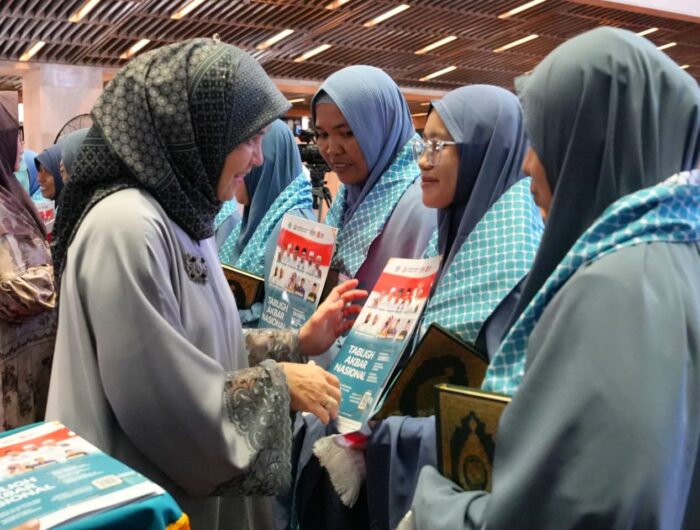 Aliyah Mustika Hadiri Pengukuhan 10.000 Guru Al-Qur’an di Muktamar V Wahdah Islamiyah