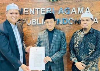 Diserahkan Langsung Menteri Agama RI, Ketua Yayasan Amal Jariyah Indonesia Terima SK Pendirian Sekolah Tinggi Ilmu Al-Qur’an (STIQ)