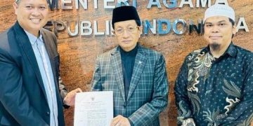 Diserahkan Langsung Menteri Agama RI, Ketua Yayasan Amal Jariyah Indonesia Terima SK Pendirian Sekolah Tinggi Ilmu Al-Qur’an (STIQ)