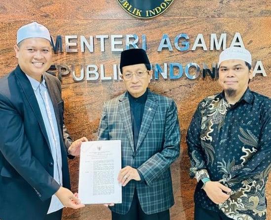 Diserahkan Langsung Menteri Agama RI, Ketua Yayasan Amal Jariyah Indonesia Terima SK Pendirian Sekolah Tinggi Ilmu Al-Qur’an (STIQ)